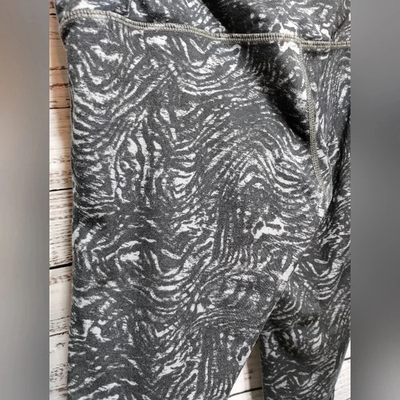 Athleta Zebra Chaturanga Legging Gray size Small Performance Yoga Active - Picture 7 of 8
